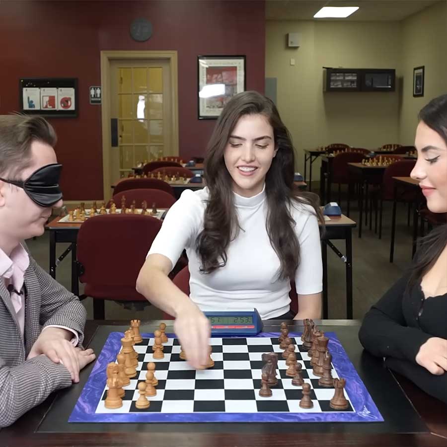 „Blinder“ Schach-Großmeister vs. 2 Frauen