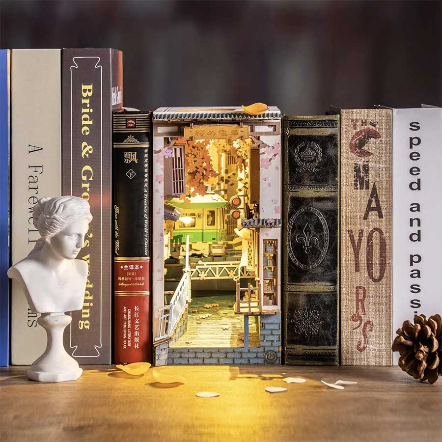 Miniatur-Gasse zwischen Büchern