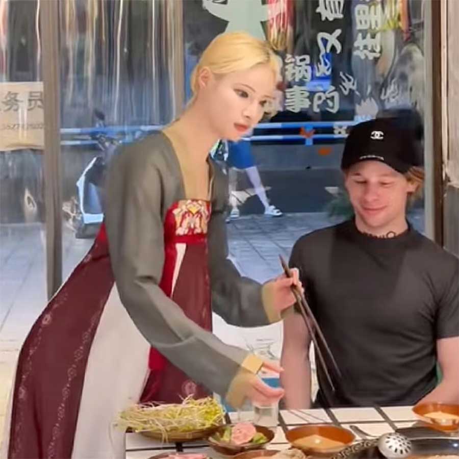 Kellnerin bewegt sich wie ein Roboter