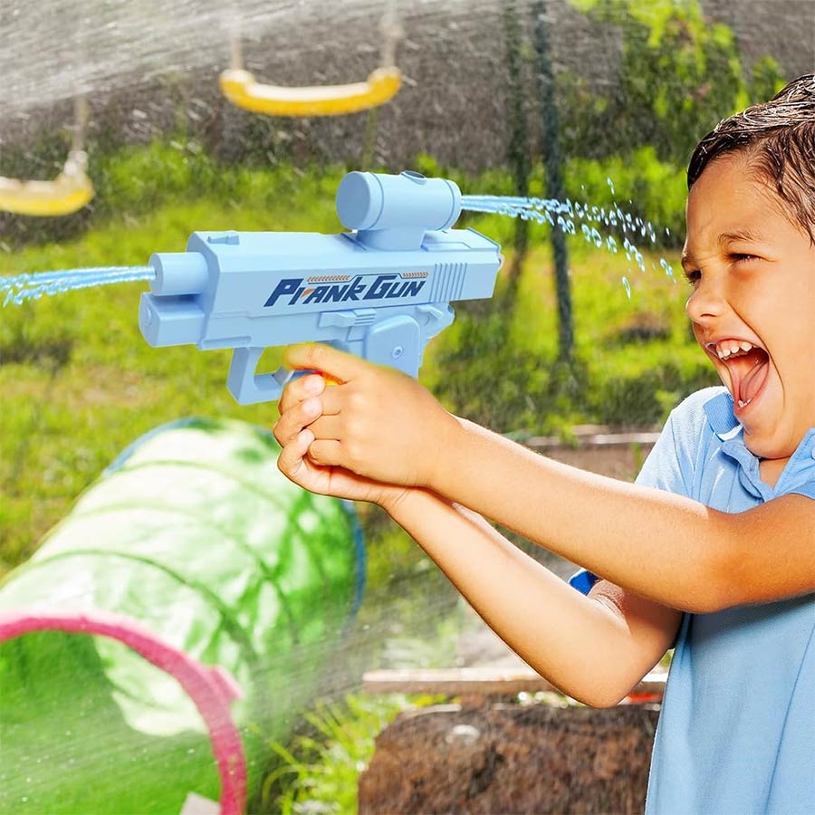 Wasserpistole, die nach hinten schießt