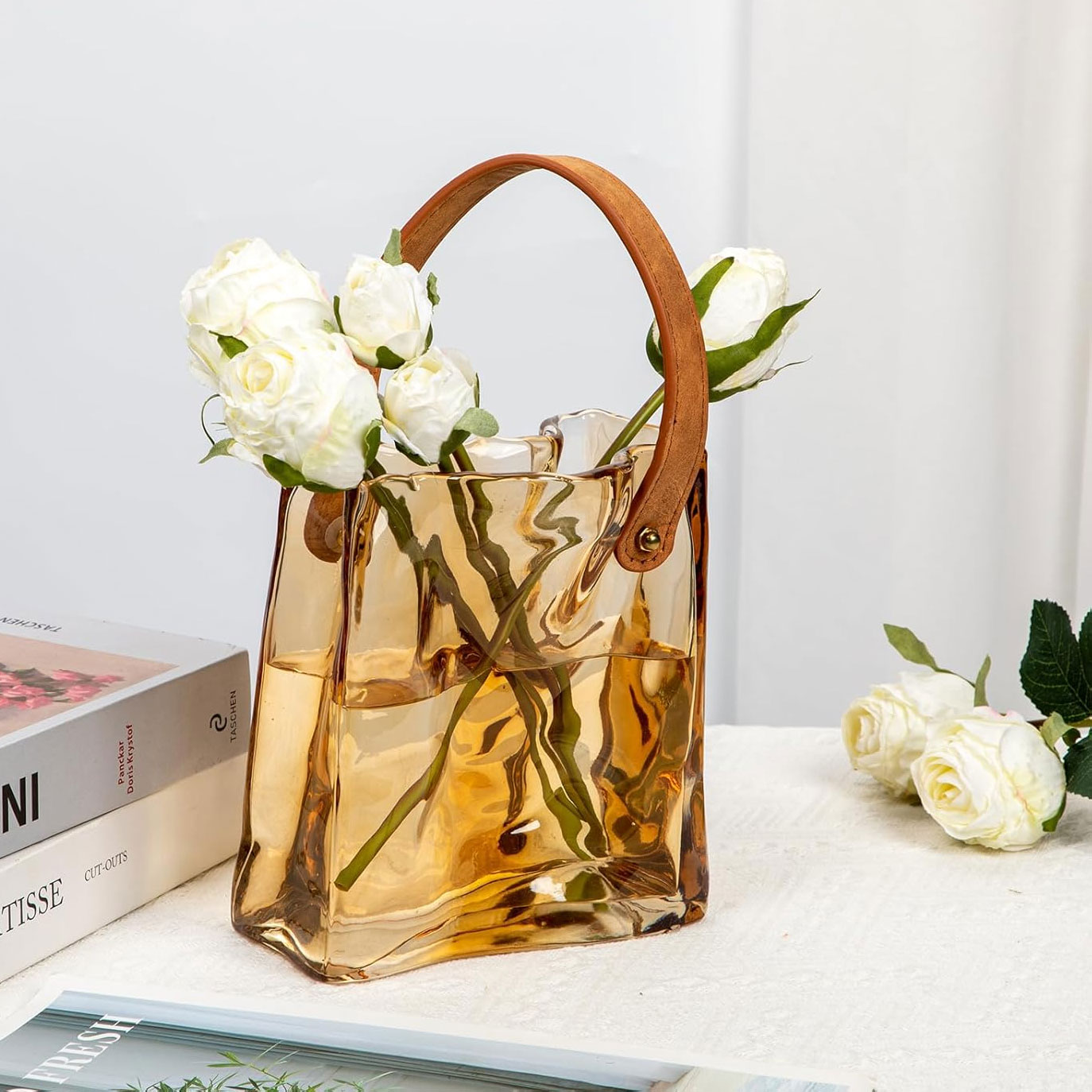 Blumenvase, die wie eine Tasche aussieht